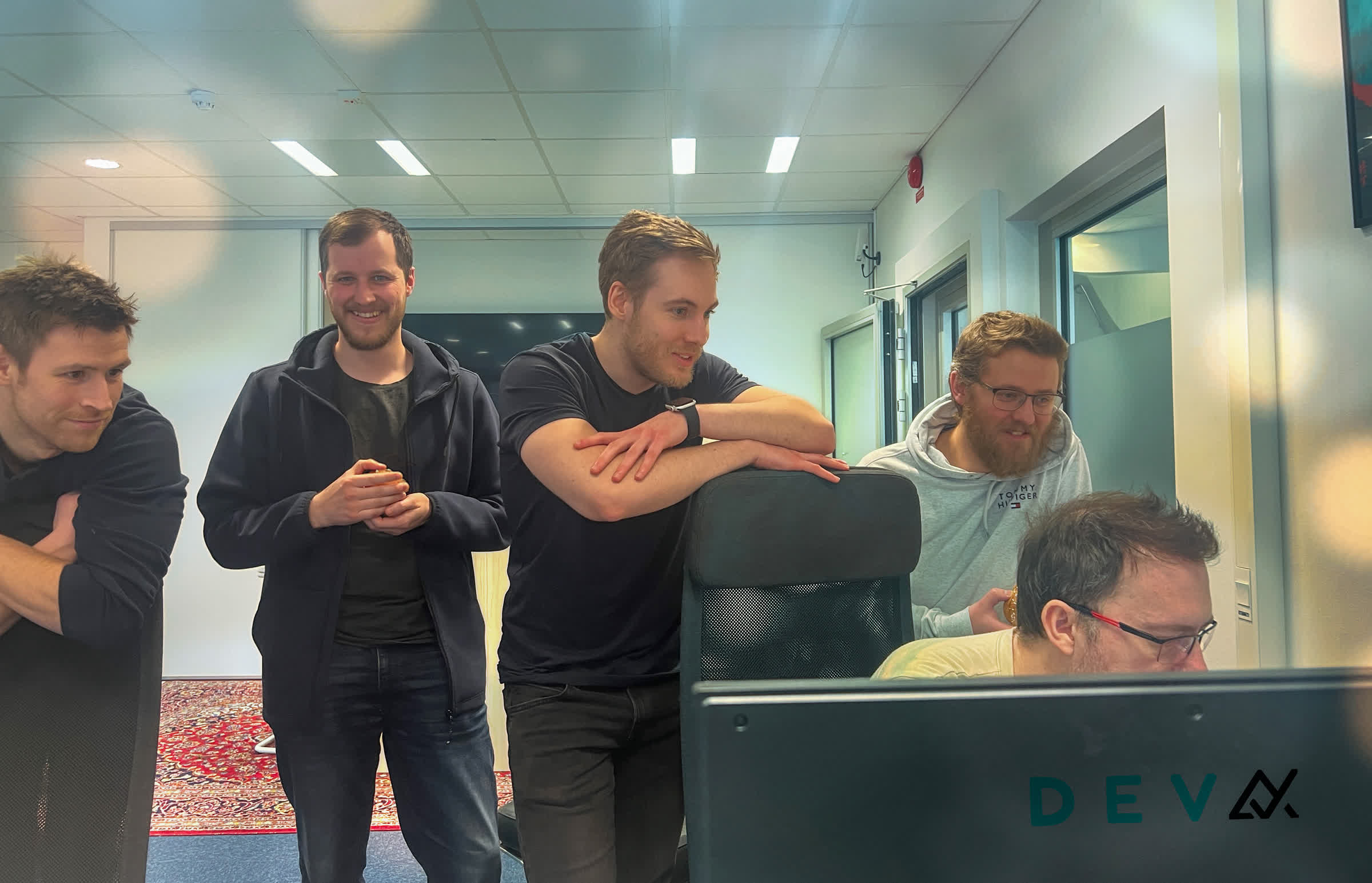 Devay-teamet arbetar tillsammans på kontoret i Karlskrona